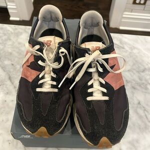 New balance 327. Women’s 8.5. Navy with pink N